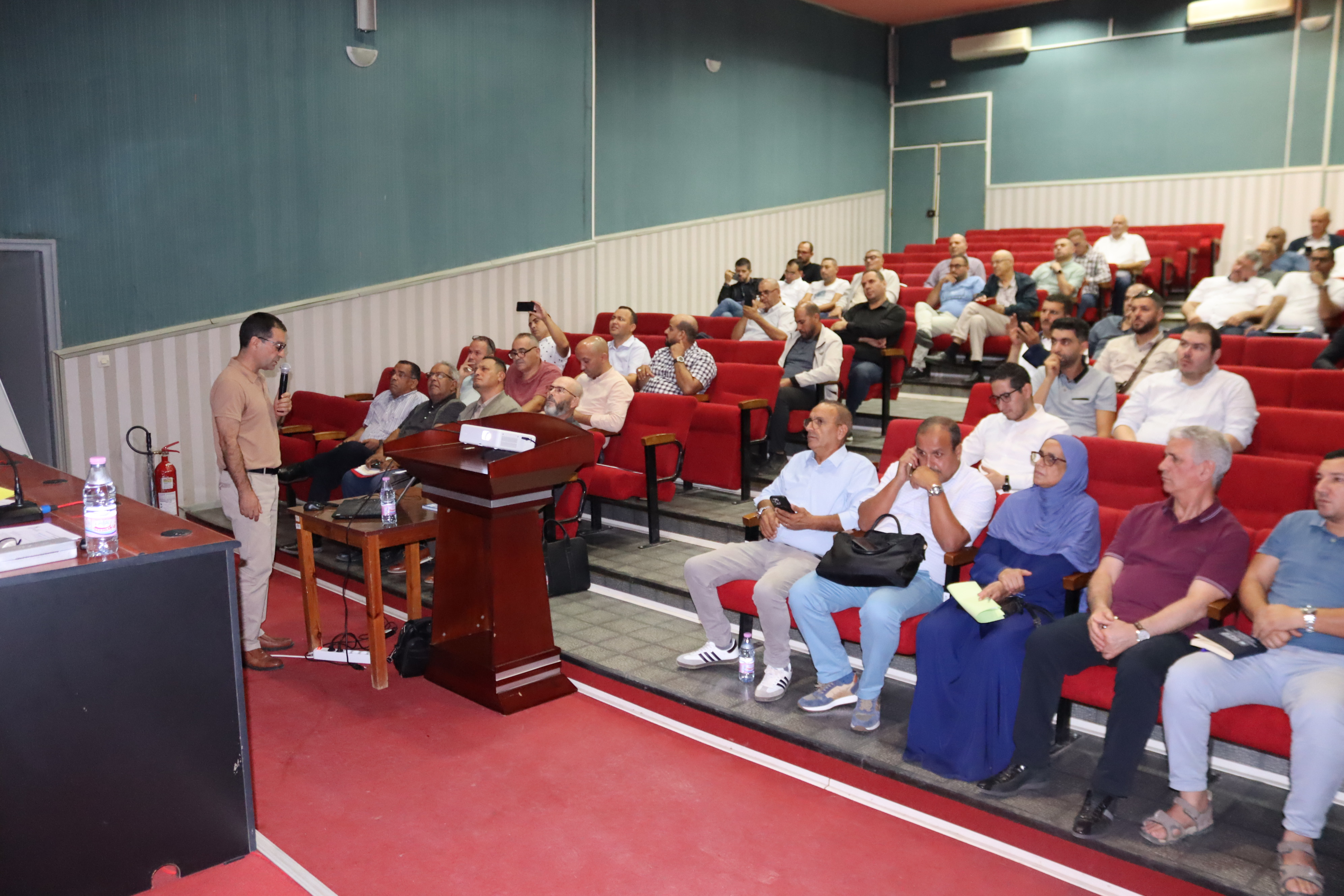 Une journée technique portant sur " la réglementation et la conformité des briques en terre cuite" a été organisée en partenariat avec le Centre d'Études et de services Technologiques de l'Industrie des Matériaux de construction (CETIM), le mercredi 16 octobre 2024, sous l'égide de l'Association des briquetiers algériens (ABA).
Cette rencontre a eu lieu dans l'amphithéâtre du CETIM à boumerdes et a rassemblée une cinquantaine de représentants de briqueteries venus de tout le territoire national
L'ouverture de la journée a été faite par M. BELAL Ahmed, DGA du CETIM, qui a notamment soulevé l'importance de mettre sur le marché un produit de qualité pour l'édification d'une économie nationale solide et d'ajouter que cela ne peut se réaliser sans l'application de la réglementation en vigueur. 
M. Hocine BENHAMADI, président de l'ABA prendra ensuite la parole pour entamer son intervention par une présentation de son association et le rôle qu'elle joue dans la défense des intérêts de la filière produit rouge et terre cuite. Il rappellera également les énormes difficultés que rencontrent les briquetiers nationaux. Par ailleurs, le président de l'ABA exhorte les représentants des briqueteries à multiplier les efforts pour améliorer davantage la performance de leur production et mettre sur le marché un produit de qualité, conforme aux nouvelles dispositions de l'arrêté interministériel correspondant au journal officiel n 36 du 28 mai 2024 portant adoption du règlement technique relatif aux briques en terre. De son côté, M. Miloud Salah, doyen des briquetiers, enchainera pour inviter l'ensemble des briquetiers nationaux à collaborer avec le CETIM aussi bien pour le contrôle de leurs produits que pour la formation de leurs personnels, sans omettre de rappeler la notoriété du CETIM et son expérience dans le domaine des matériaux de construction.
Au programme de ce rendez-vous, il a été par ailleurs animé une communication intitulée "Présentation des exigences de qualité et de la réglementation en vigueur pour les produits en terre cuite, avec un focus sur les normes algériennes et internationales applicables". Cette intervention a été présenté par M. AMELLAL Rachid, Sous-directeur Laboratoires Céramique et Produits Rouges (CETIM), qui a apporté un éclaircissement aux participants sur le nouvel arrêté interministériel et les dispositions de l’article 28 du décret exécutif n° 05-464 qui a pour objet d’adopter les spécifications techniques relatives aux briques en terre cuite fabriquées localement ou importées. De son côté, le directeur du laboratoire du CETIM, M. Riad MESKINE en l'occurrence, n'a pas cessé d'intervenir durant tout le temps qu'a duré cette réunion pour apporter des éclaircissements à chaque fois nécessaire.
Avant la clôture de ce rendez-vous, un débat a été ouvert à l'assistance pour exposer leurs questions et préoccupations. Une occasion que les opérateurs briquetiers ont saisie pour poser une multitude de questions et d'exposer leurs inquiétudes respectives, auxquelles les représentants de CETIM et de l'ABA ont tenté de répondre avec beaucoup d'arguments. Il a été également retenu des recommandations telles : la fréquence des prélèvements, la formation du personnel, l'assistance technique du CETIM de la matière première au produit fini…etc. la journée s'est clôturée dans une ambiance de convivialité.
