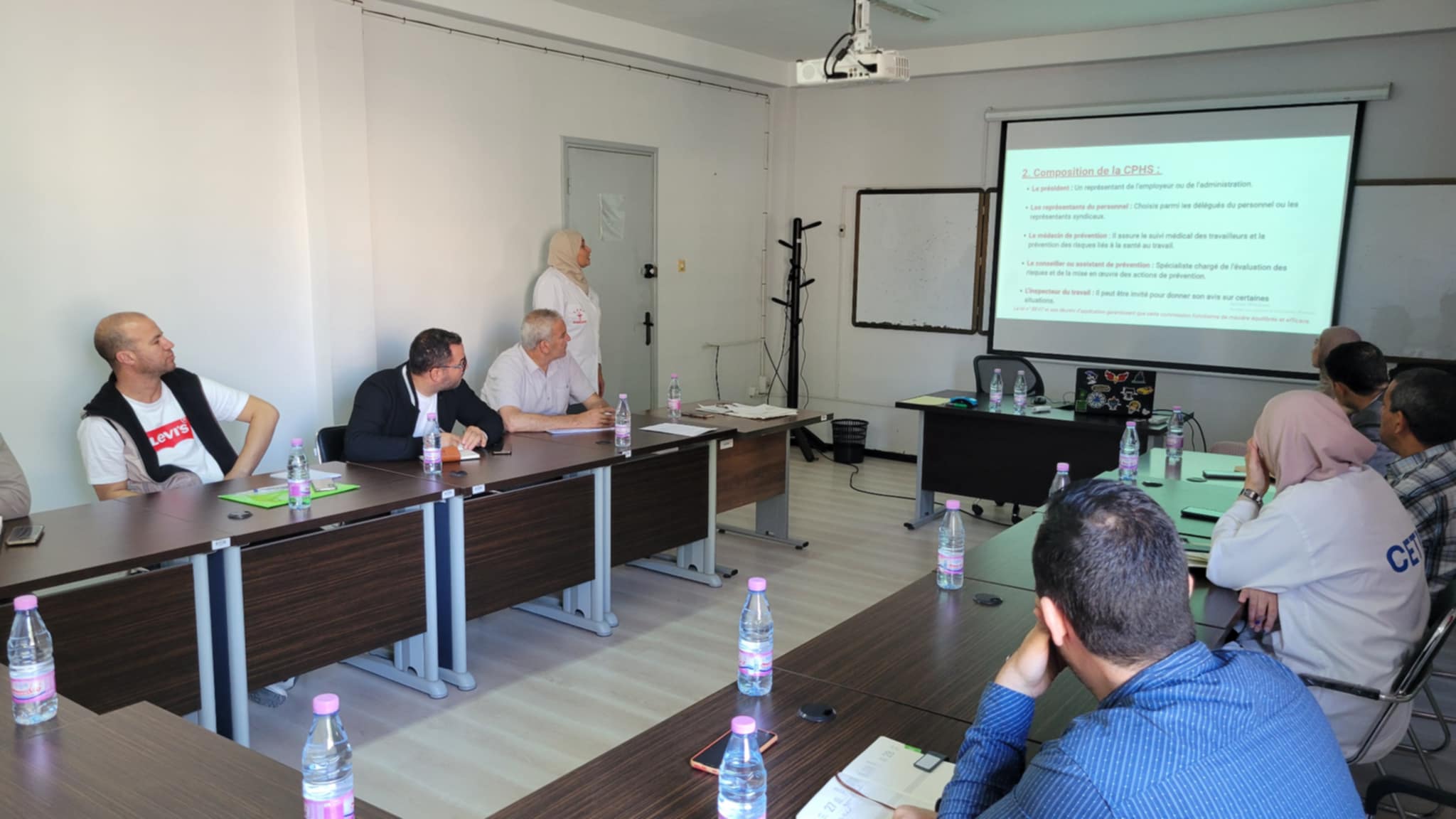 Dans le cadre des activités de formation et d'information organisées par le CETIM envers son personnel, une journée d'information sur " la Commission Paritaire d'Hygiène et de Sécurité (CPHS) " a été organisée le lundi 12 mai 2025 au niveau de la salle de formation de l'entreprise. Cette rencontre a vu la participation de l'ensemble des responsables ainsi que de deux membres du comité de participation
Cette session d'information a été animée par le docteur Nezzar Kebaili S., médecin du travail, qui a présenté le rôle essentiel de cette commission.
La Commission Paritaire d'Hygiène et de Sécurité joue un rôle crucial dans la protection de la santé et de la sécurité des travailleurs au sein de l'entreprise. Voici ses principales missions :
 Veiller au respect des normes : 
 Prévenir les risques professionnels : 
 Analyser les accidents de travail :.
 Favoriser le dialogue social :.
 Améliorer les conditions de travail